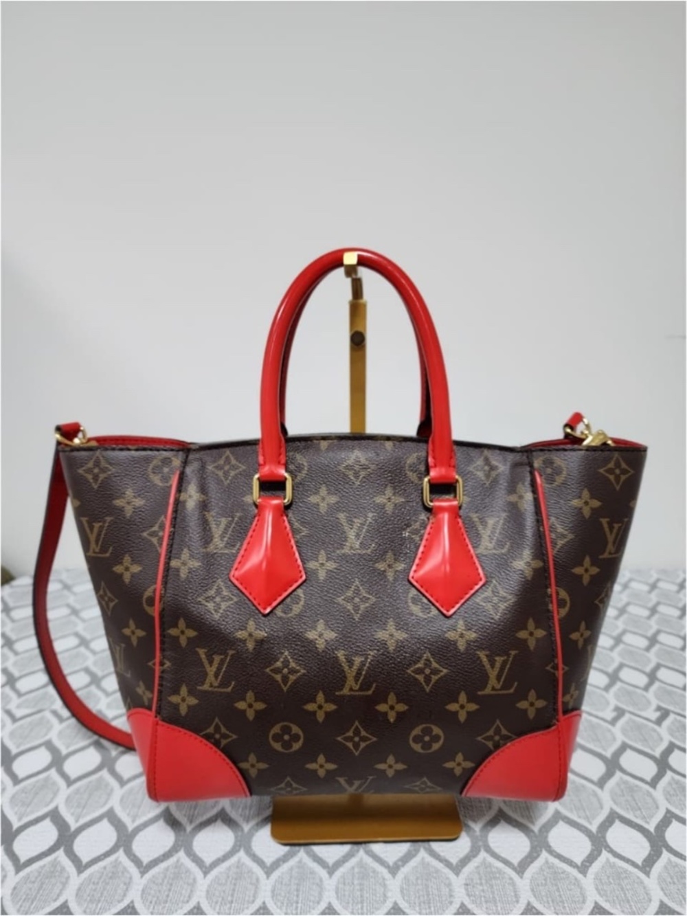 Authentic LOUIS VUITTON Phenix Monogram Canvas Shoulder Bag Brown/Red - Picture 4 of 16